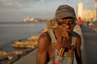 Elderly man with cigars on the Malecón promenade