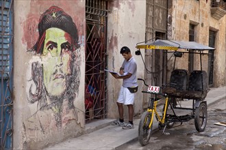 Che Guevara mural and a pedicab in the historic town centre