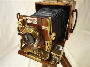 Sanderson Tropical half-plate wood camera