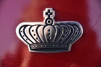 Logo of a crown on a vintage Citroën Traction Avant