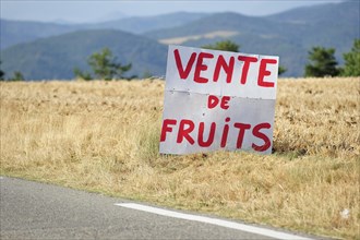 Fruit for sale sign near Puimoisson