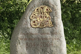 Memorial stone at the roadside between the Vikings Museum and the Viking houses at Hedeby