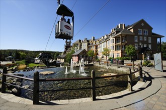 Cable car running across the pedestrian area of ??Mont-Tremblant