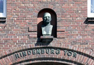 Hindenburg bust at the Hindenburg gate