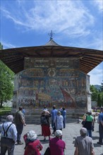 Tourists in front of wall frescoes