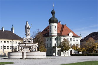 Marienbrunnen fountain with town hall