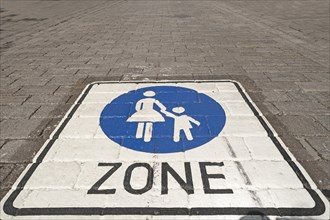 Pedestrian zone' traffic sign