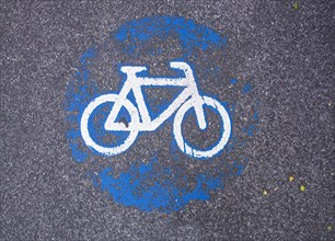 Cycle path marking on a pavement