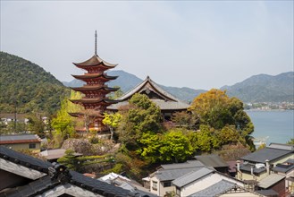 Toyokuni Shrine and Senjokaku Pavilion