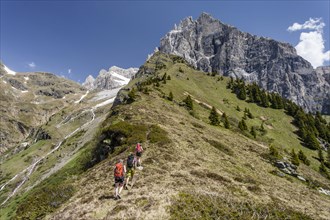 Mountaineers on the ascent to the Lampskopf on the via ferrata in Pflersch at the foot of Tribulaun