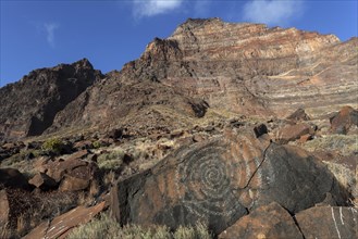 Rock with spiral drawing in front of Risca de la Merica
