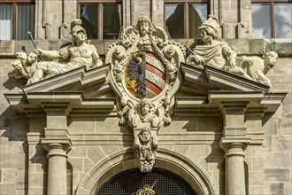 Small Nuremberg city coat of arms and allegorical figures on the pediment from the right portal