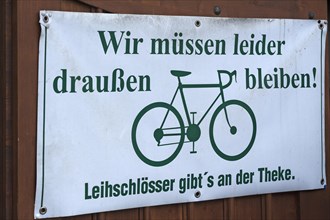 Sign for cyclists at a garden restaurant