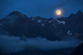 Full moon above the Kaunergrat ridge