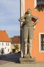 Roland figure outside the Town Hall