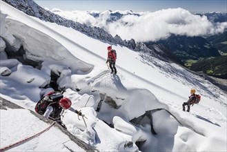 Mountaineers ascending Mt Loffler via Trippachkees