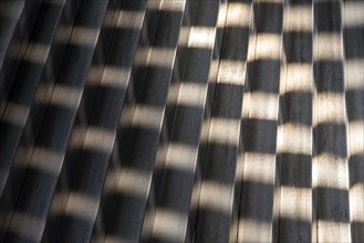 Structures in a metal element