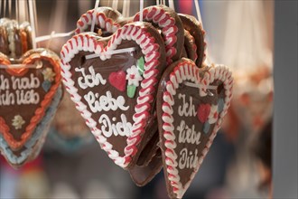 Gingerbread hearts with the lettering 'ich liebe dich'