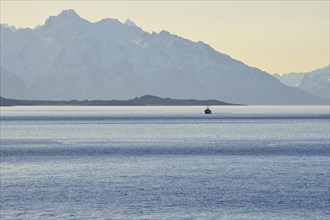 Ship in the Sortlandsund in front of the mountains