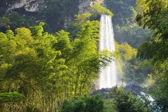 Large waterfall on Baofeng Lake
