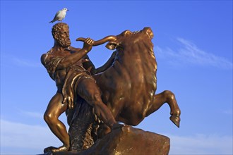 Sculpture of Hercules wrestling with the Cretan bull