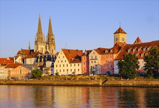 Donau-Ufer an der Weinlande with Cathedral and Town Hall Tower