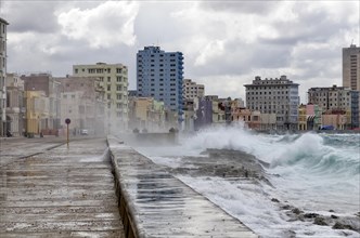 Waves washing over the Malecon