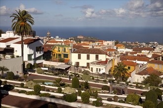 View of the historic centre and the Jardines del Marquesado de la Quinta Roja park