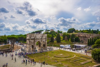 Tourists in front of the Arch of Constantine