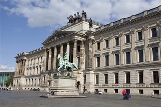 Equestrian statue of Duke Carl Wilhelm Ferdinand in front of the reconstruction of Brunswick Palace