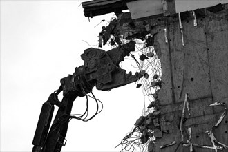 Crane Nibbler demolishing a building