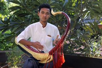 Burmese man playing the Saung Gauk