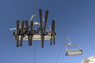 Ski lift and skiers