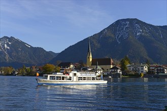 Parish Church of St. Lawrence and motorboat in front of Bodenschneid