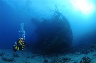 Diver looking at Giannis D shipwreck