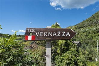 Hiking sign to Vernazza