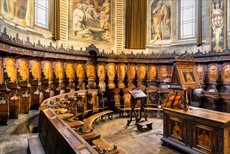 Apsis with choir stalls by Giuseppe and Cristoforo Mantelli
