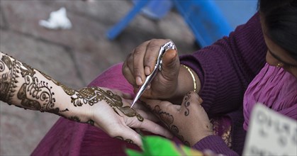 Henna tattoo artist on the Chandni Chowk market