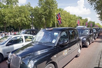Taxis waiting for the end of the Changing of the Guard ceremony in The Mall