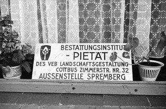 Shop window of the Funeral Institute PIETAeT Sprember branch with company sign