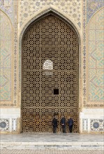 Uzbek men at Bibi-Khanym Mosque
