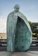 Conversazioni monumental sculpture of Pope John Paul II. in front of the Roma Termini railway station