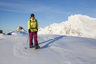 Snowshoe hikers on snowshoe tour on Tverrfjellet