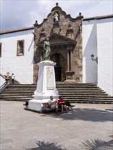 Iglesia Matriz de El Salvador in Plaza de Espana