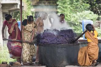 Dyeing of ropes made of coconut fibres or coir