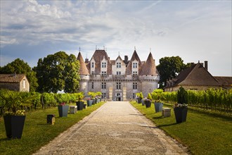 Gravel walk leading to the main entrance of the Chateau de Monbazillac
