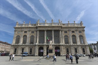 The Palazzo Madama with the monument to the Sardinian troops