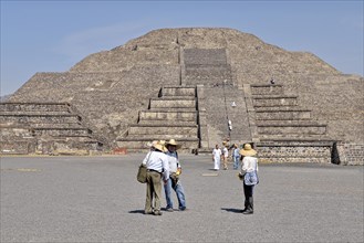Hawkers and tourists in front of the Pyramid of the Moon or Piramide de la Luna