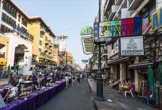 Stalls and tourists in Khao San Road