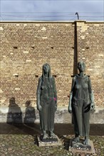 Sculptures of women in front of the Wall of Nations